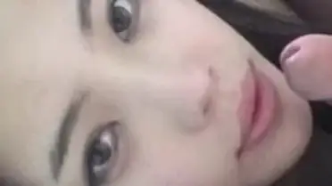 Gadis Lipstik Merah Cantik Pasrah Goyang Kasur
